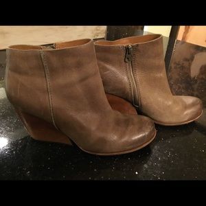 KORK-EASE NATALYA WEDGE WOOD HEEL BOOTIE